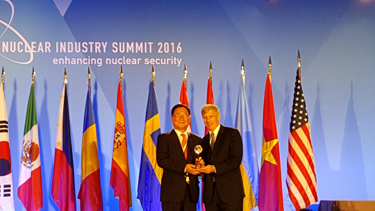 조석 한국수력원자력 사장(왼쪽)이 '2016 원자력인더스트리서밋'에서 공로상을 받고 기념촬영을 하고 있다.  한국수력원자력 제공